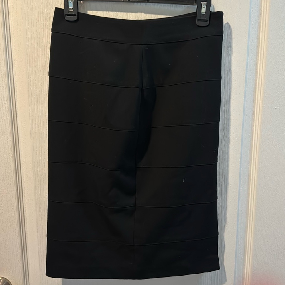 Simple black skirt with ribbed pattern